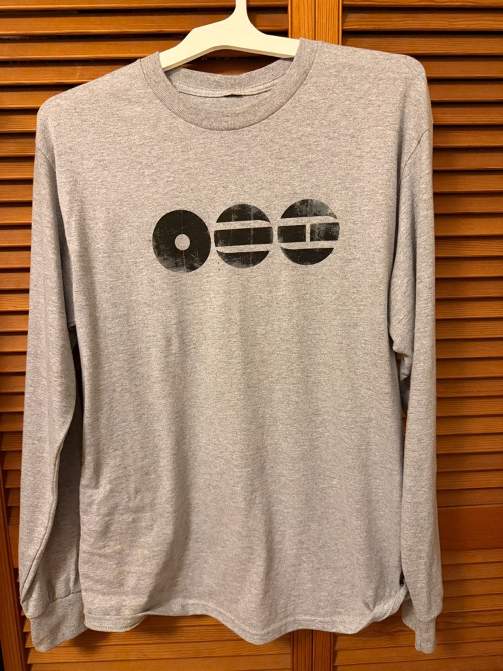 Men's Light Gray Long-Sleeve Graphic Crewneck Tee